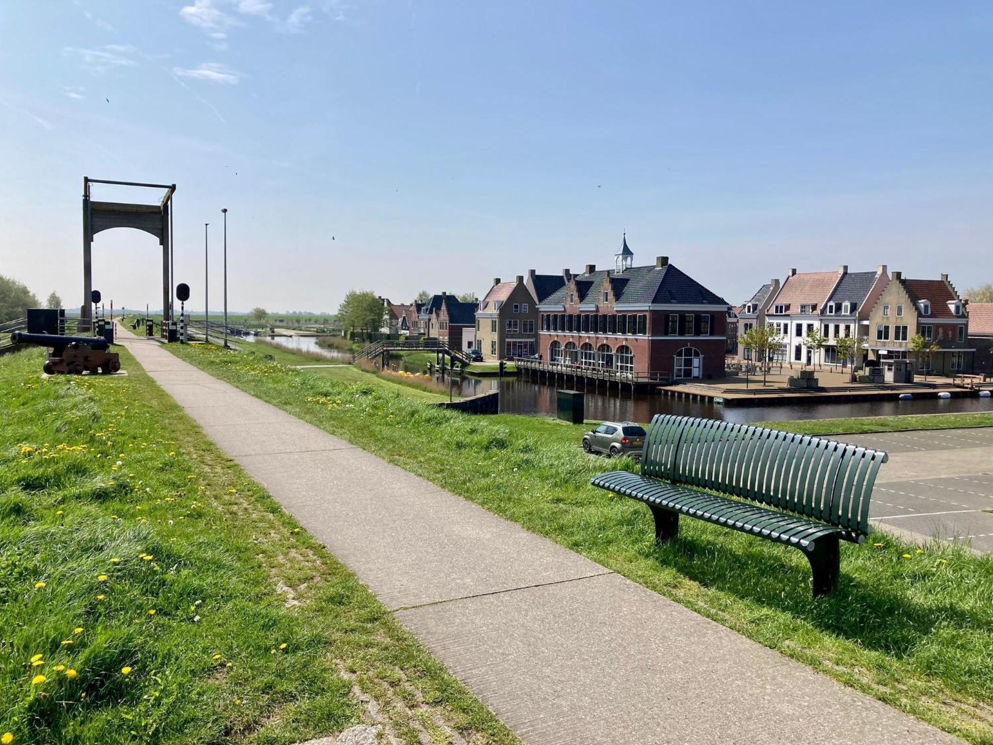 4 Pers Holiday Home Hilla With Winter Garden In Front Of The Dike Directly On The Lauwersmeer Anjum Esterno foto